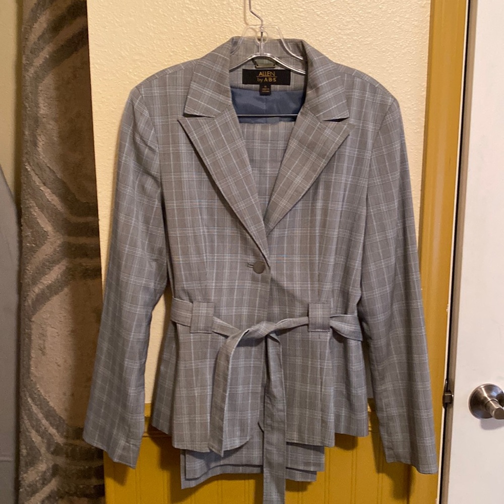 ALLEN by A.B.S. Dressy office lined pant suit. Light plaid black/grey/light blue